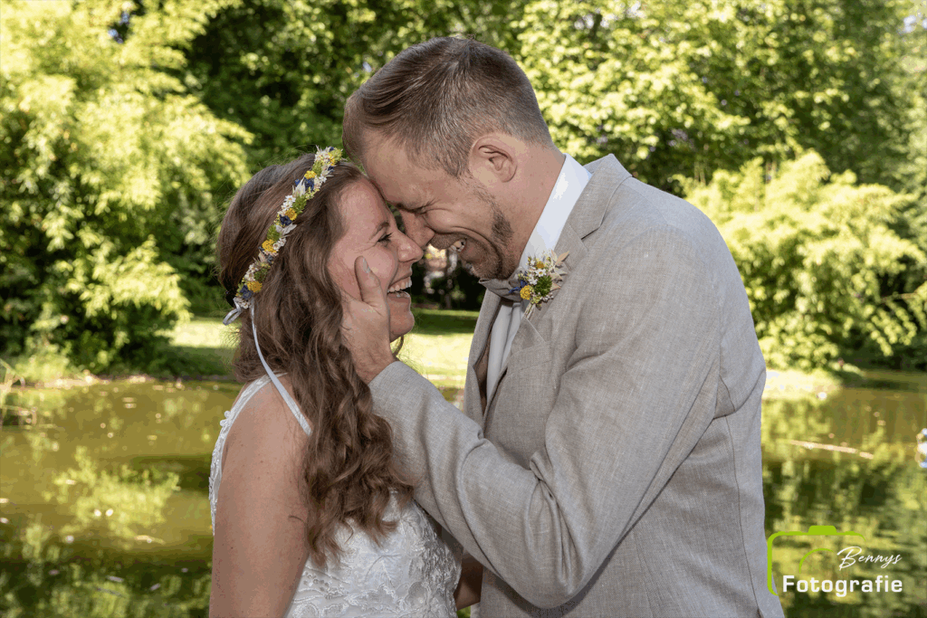 Hochzeitspaar mit kleinem See im Hintergrund