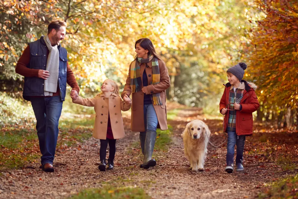 Echter Moment – Familie mit Hund beim Herbstspaziergang