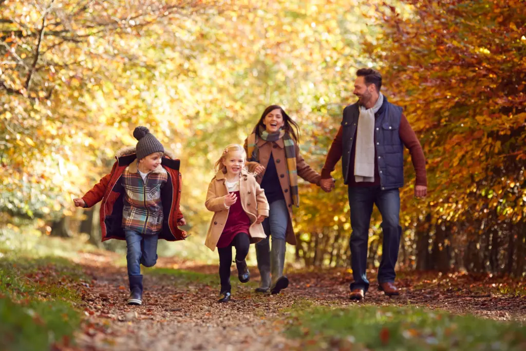 Echter Moment in Willich – Familie läuft durch den Herbstwald, Kinder rennen voraus