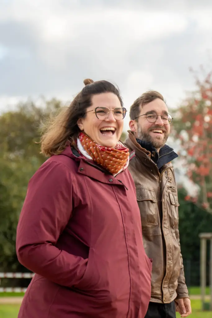 Echter Moment in Willich – zwei Menschen im Park