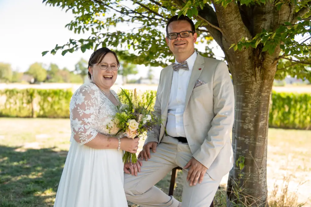 Hochzeitsfoto in Viersen – Brautpaar unter einem Baum