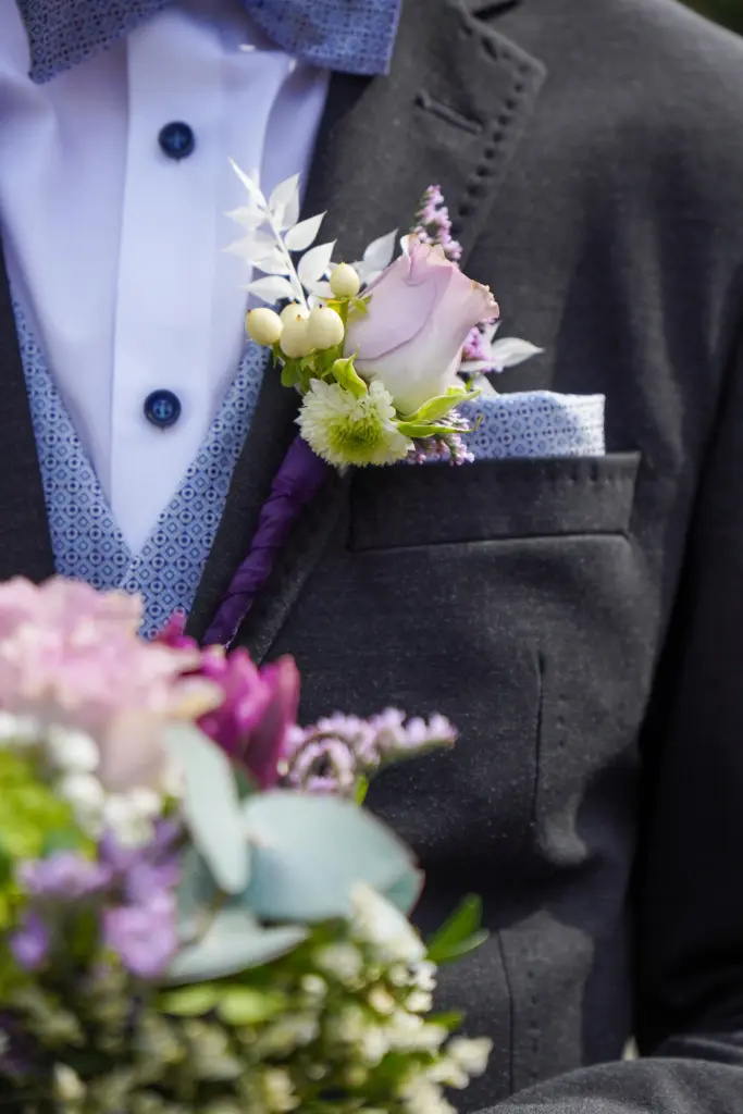 Hochzeitsfoto in Willich – Detailaufnahme des Bräutigams mit Anstecker und Blumenstrauß