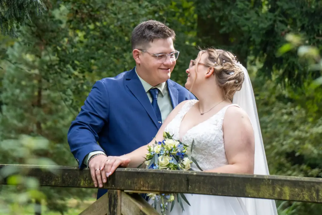 Hochzeitsfoto in Willich – Brautpaar auf einer Holzbrücke im Wald