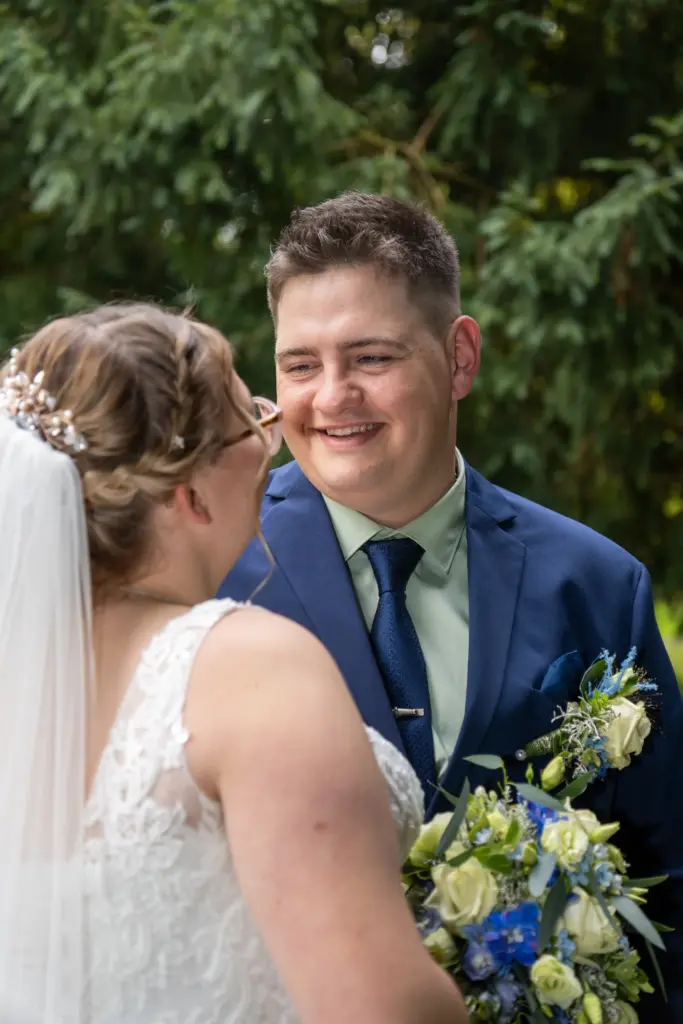 Hochzeitsfoto in Willich – Brautpaar im Grünen