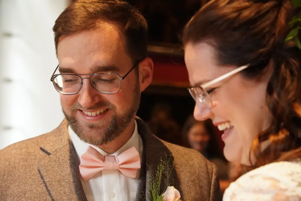Hochzeitsfoto in Willich – Nahportrait des Brautpaares im Innenbereich