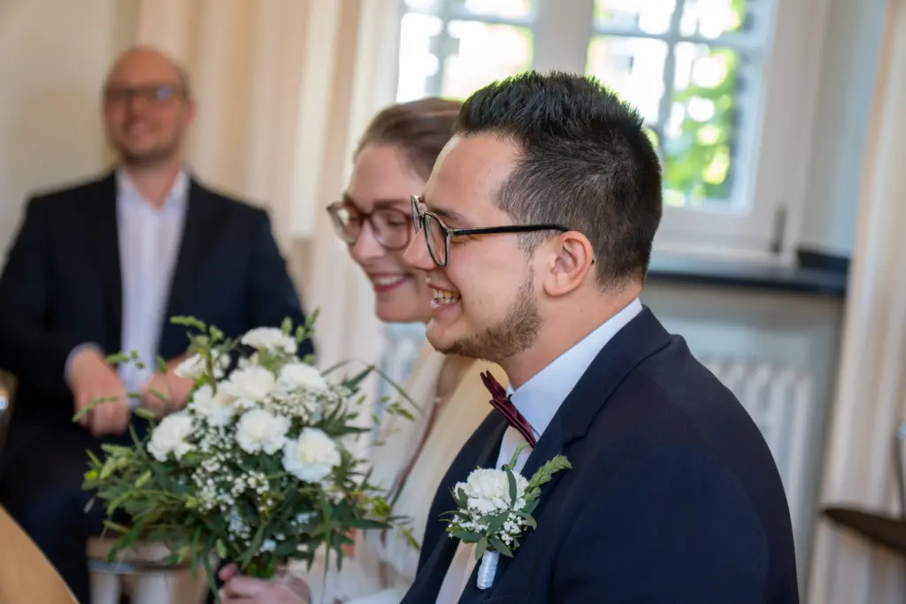 Hochzeitsfoto in Willich – Brautpaar sitzend im Standesamt