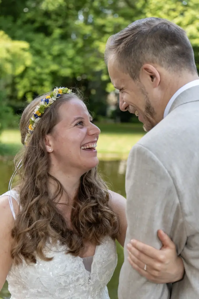 Hochzeitsfoto in Willich – Brautpaar am Teich