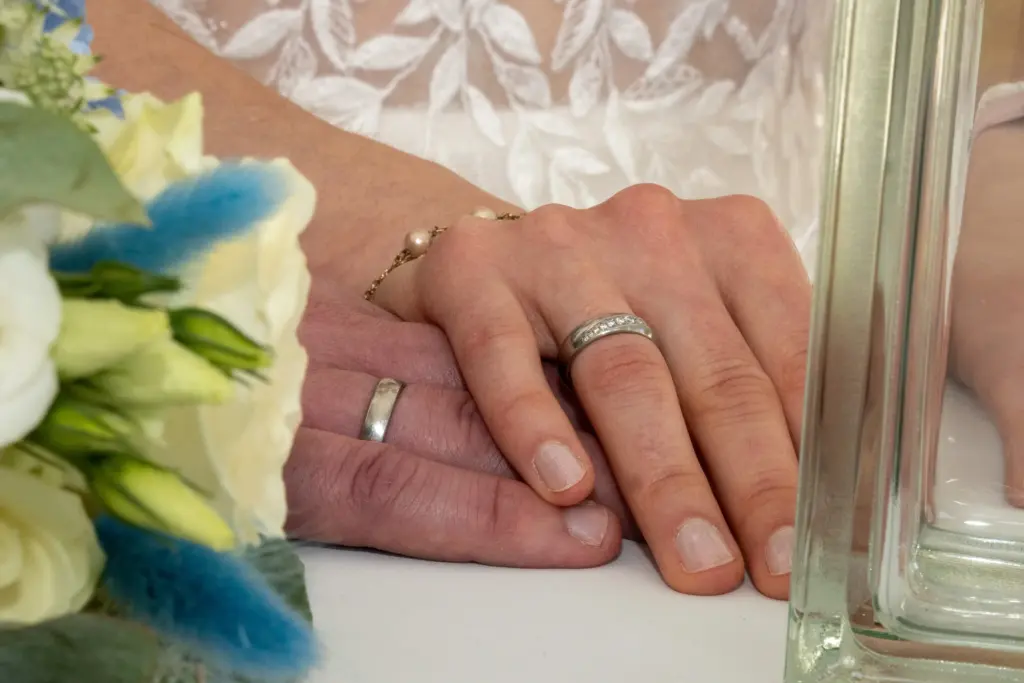 Hochzeitsfoto in Willich – Detailaufnahme der Eheringe mit Brautstrauß