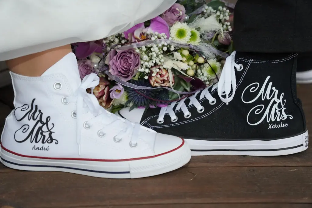 Hochzeitsfoto in Willich – Personalisierte Hochzeitsschuhe mit Blumenstrauß