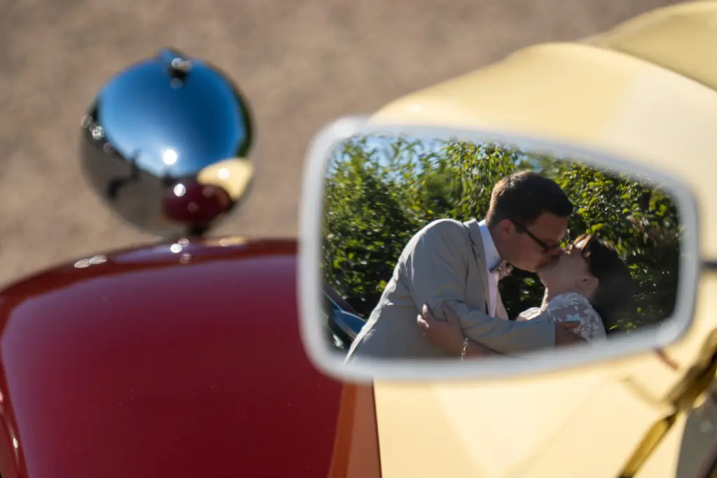 Hochzeitsfoto in Viersen – Kuss des Brautpaares im Spiegel eines Oldtimers